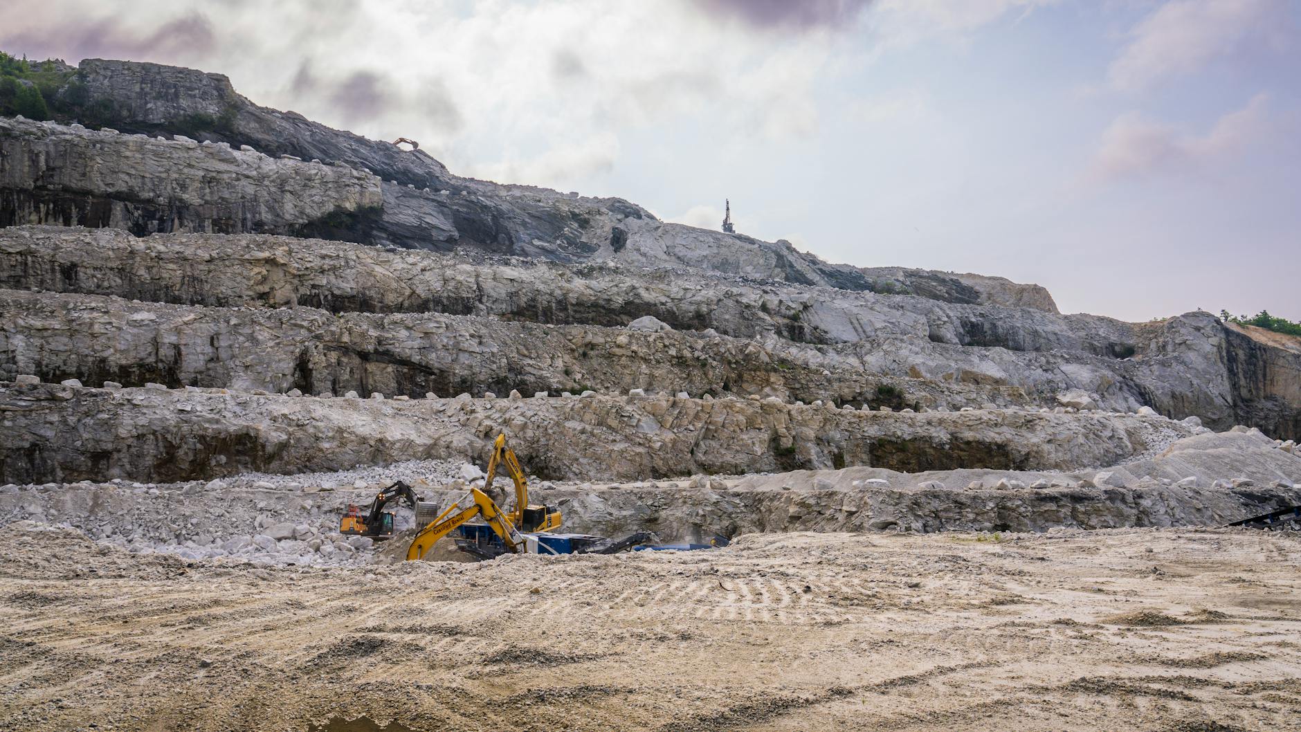 கிராவல் மண் குவாரி முறைகேடு: தமிழக அரசுக்கு ₹1000 கோடி இழப்பு