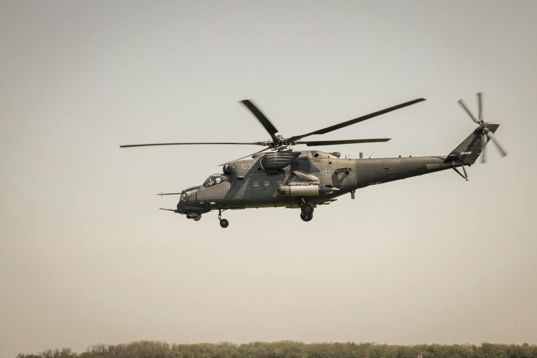 ஹெலிகாப்டர் தாக்குதலில் மூன்று பேர் காயம்