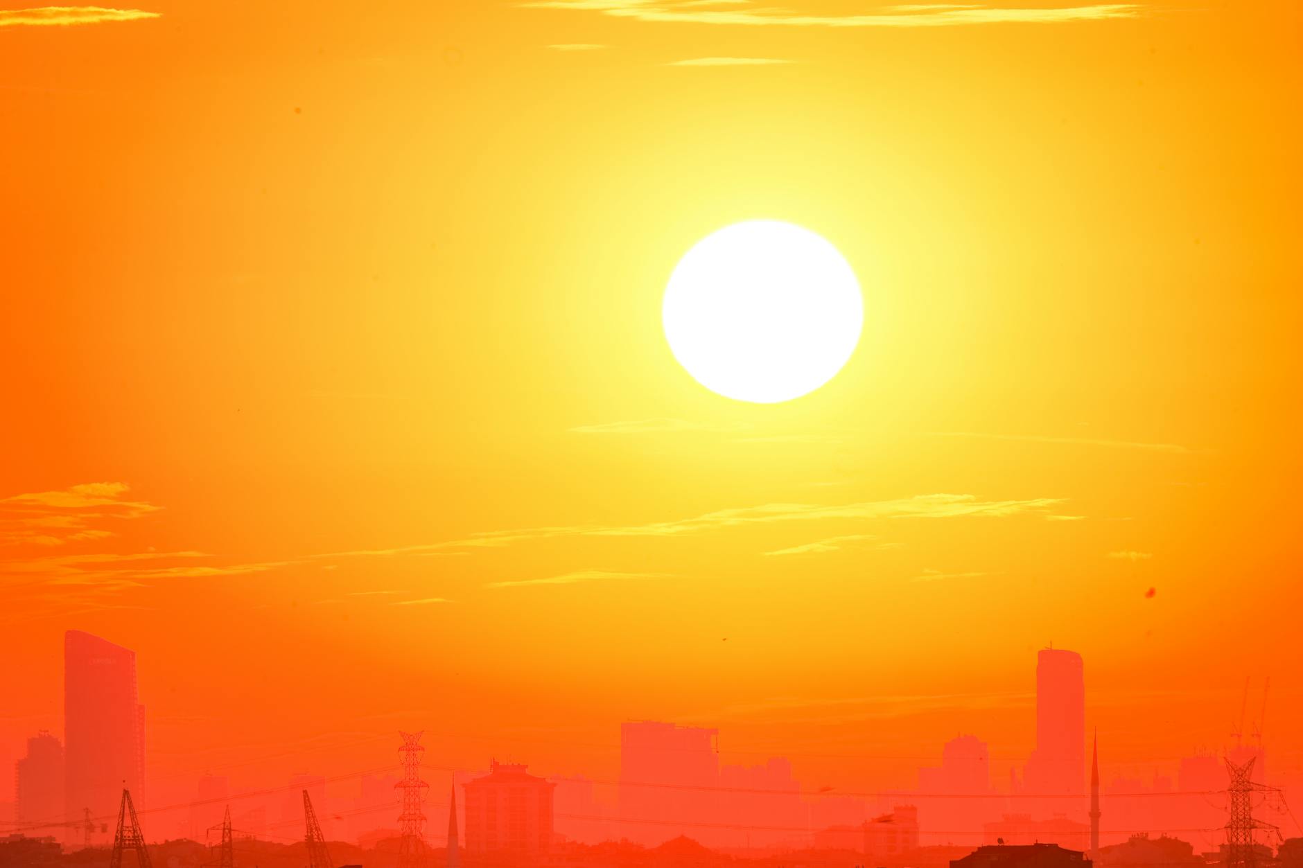 தமிழகத்தில் இரண்டு மாவட்டங்களில் வெப்பநிலை நூறு டிகிரியைத் தாண்டியது