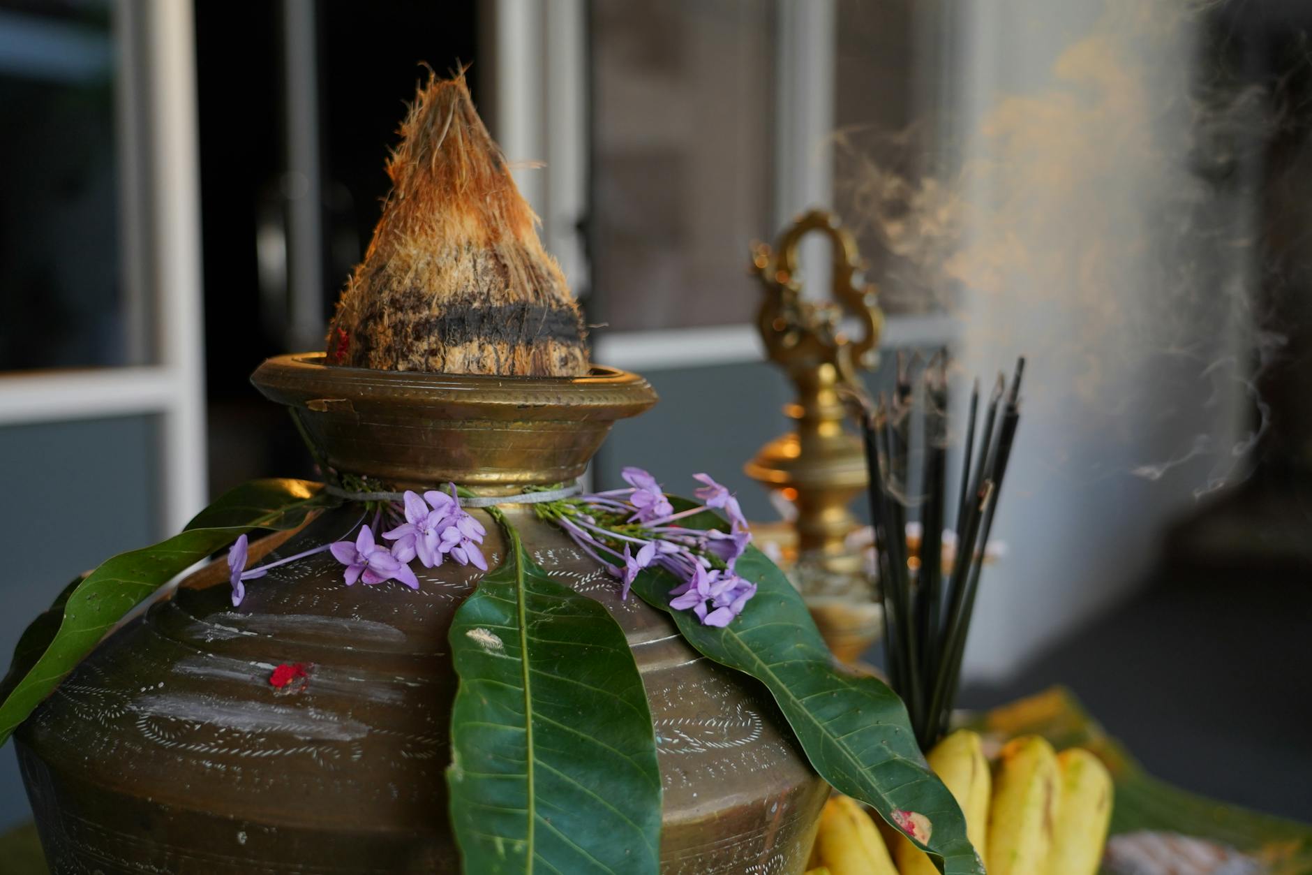 மாகாளியம்மன் கோயிலில் பூச்சாட்டு பொங்கல் விழா கொண்டாட்டம்