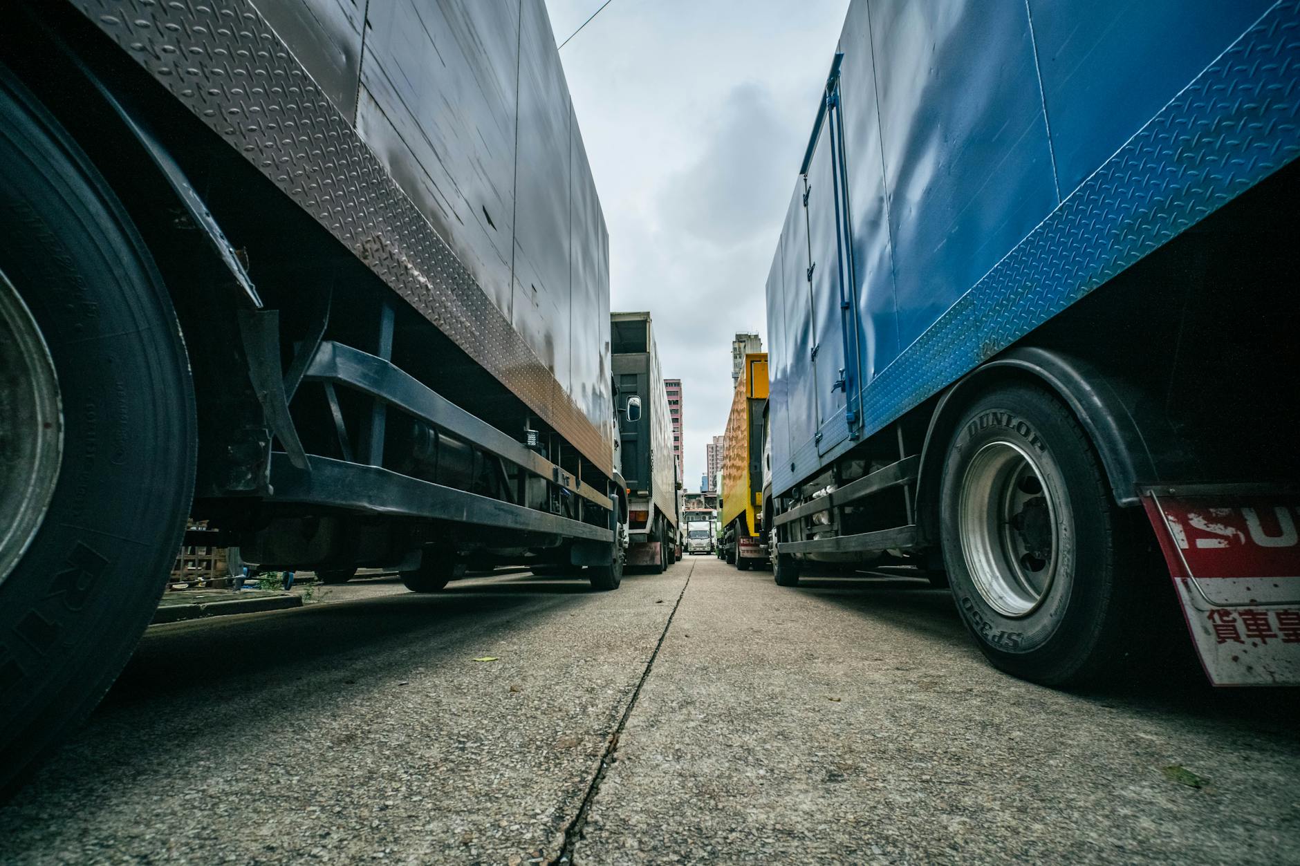 மஞ்சள் கிடங்குகள் நிரம்பி வழிய லாரிகள் வரிசையில் காத்திருப்பு