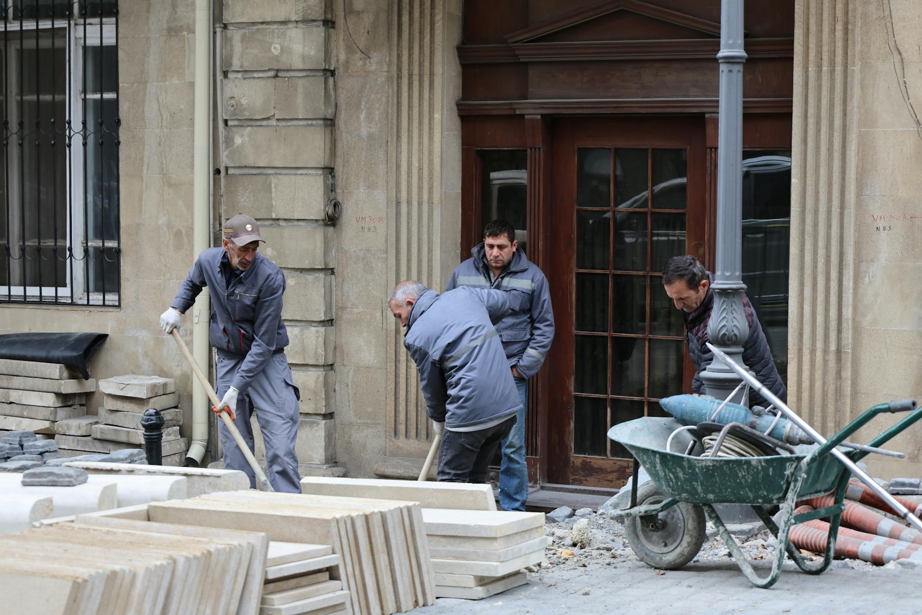 ஏப்ரல் 9ல் தொழிலாளர்களுக்கு சம்பளத்துடன் விடுப்பு அறிவிப்பு