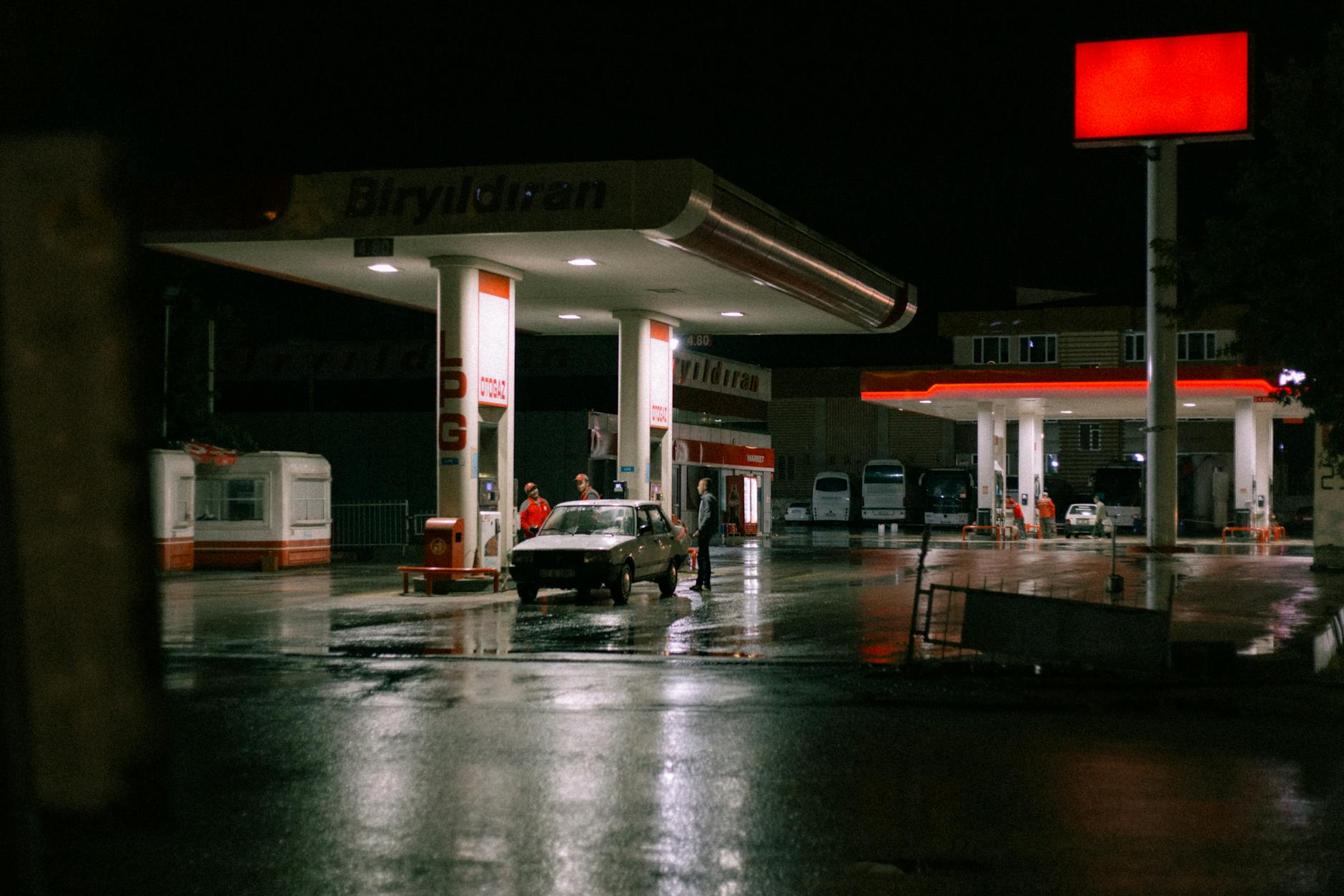 எல்பிஜி பற்றாக்குறை இல்லை என்கிறது அரசு, ஆனால் டெல்லி-பெங்களூரு நிலைமை வேறு