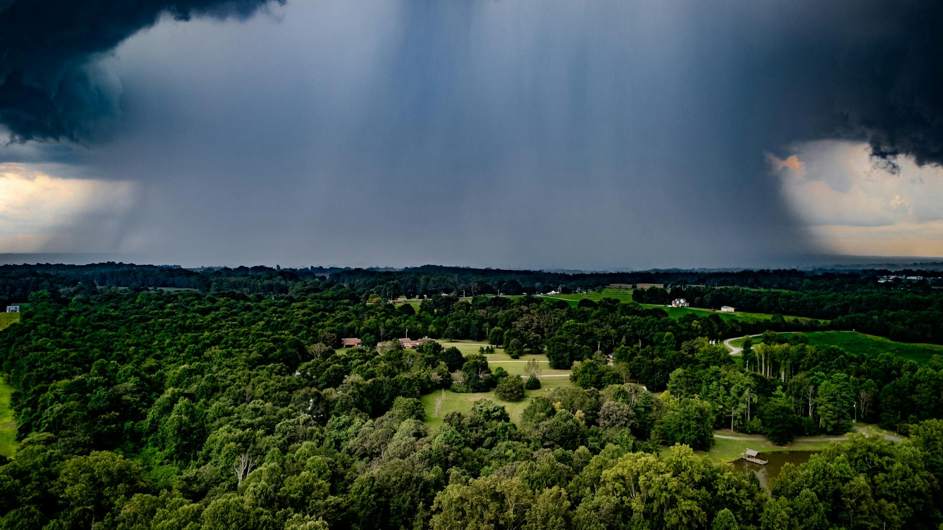 தில்லியில் தூசி, வெப்பம், மழை - ஒரே நாளில் பல வானிலை மாற்றங்கள்