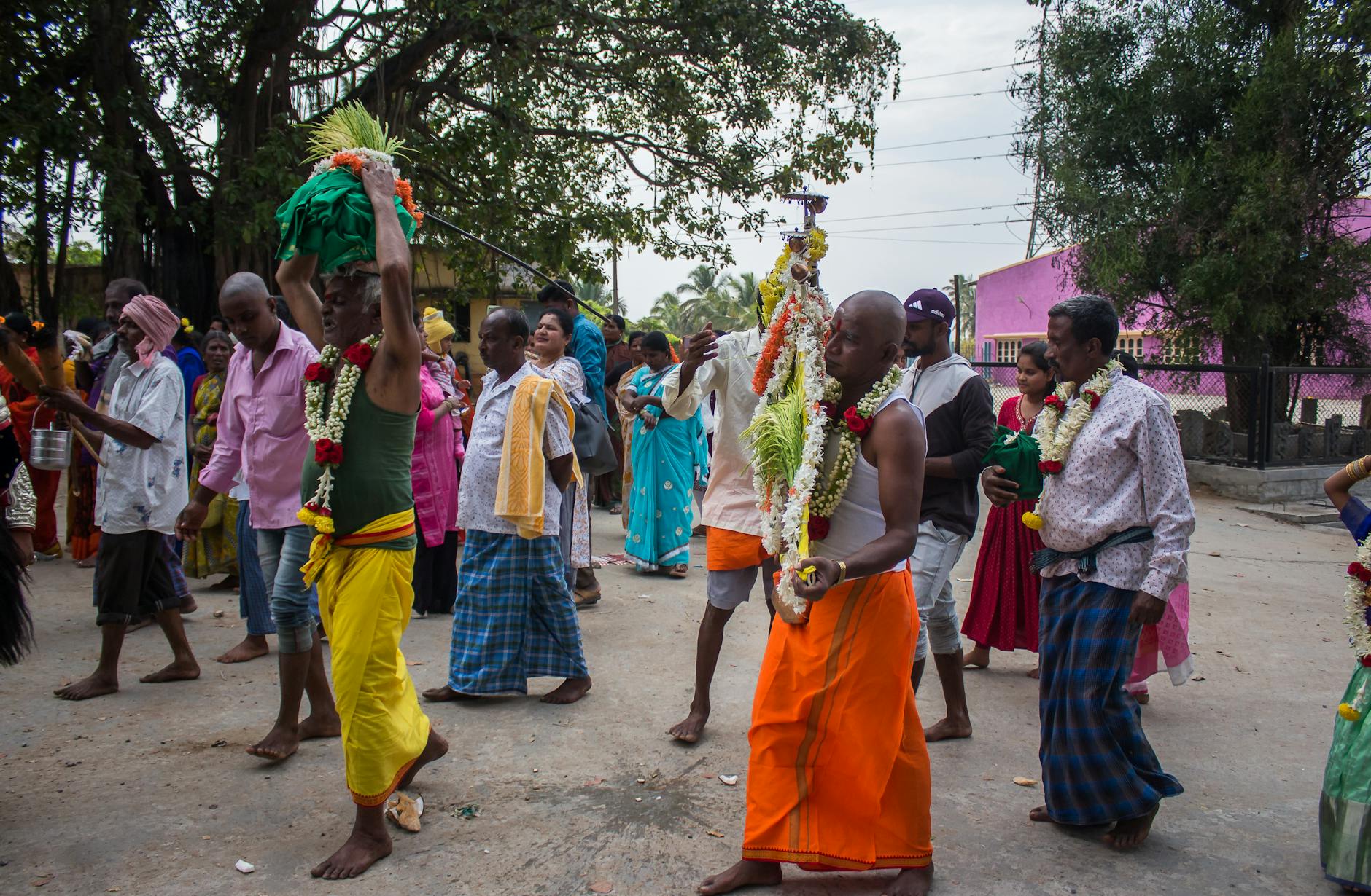 பறவை காவடி எடுத்து வந்த சேலம் மாவட்ட பக்தர்கள்