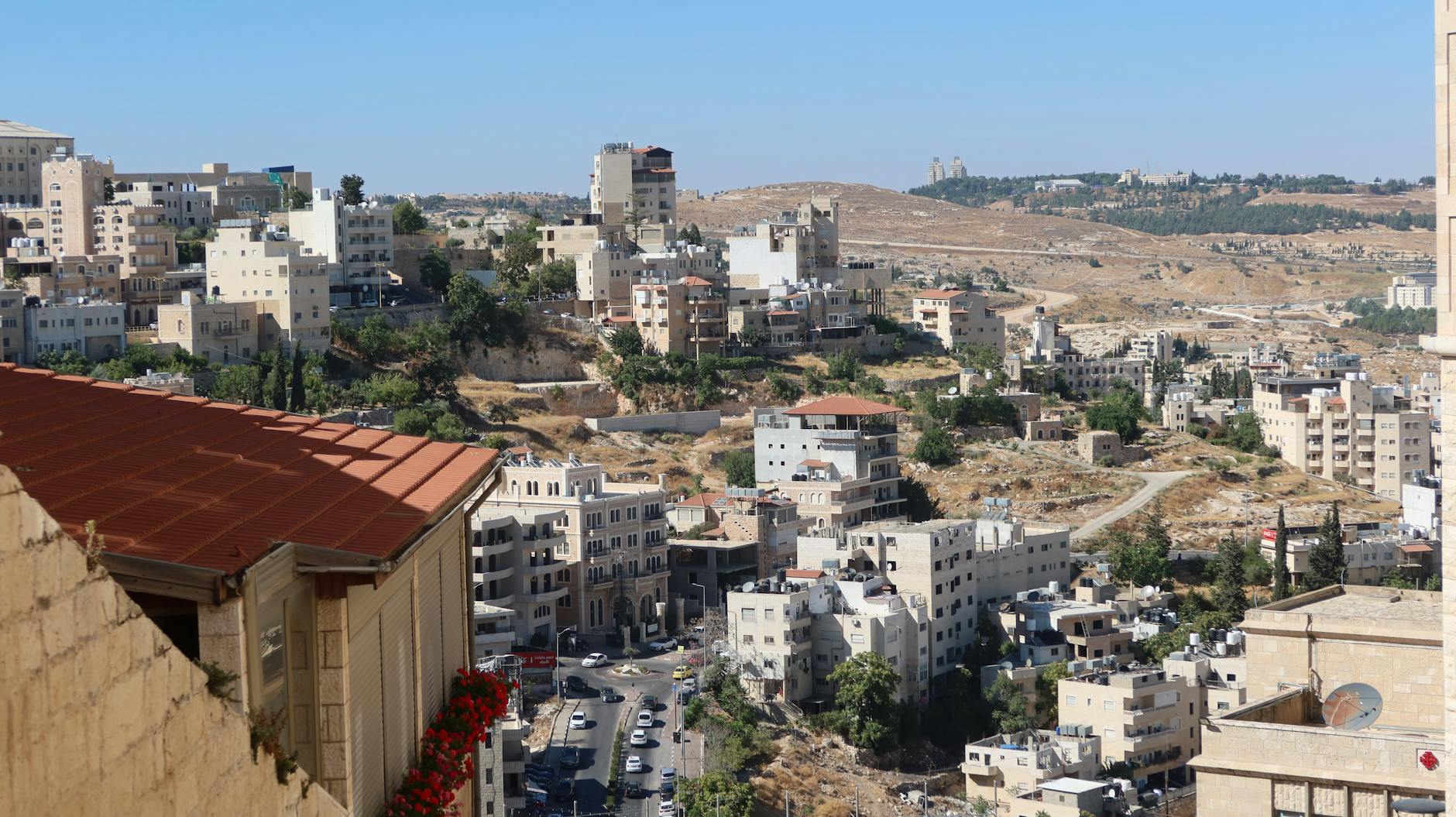 இஸ்ரேல் மீது ஈரான் புதிய தாக்குதல், காணாமல் போன அமெரிக்க விமானி தேடுதல் தொடர்கிறது