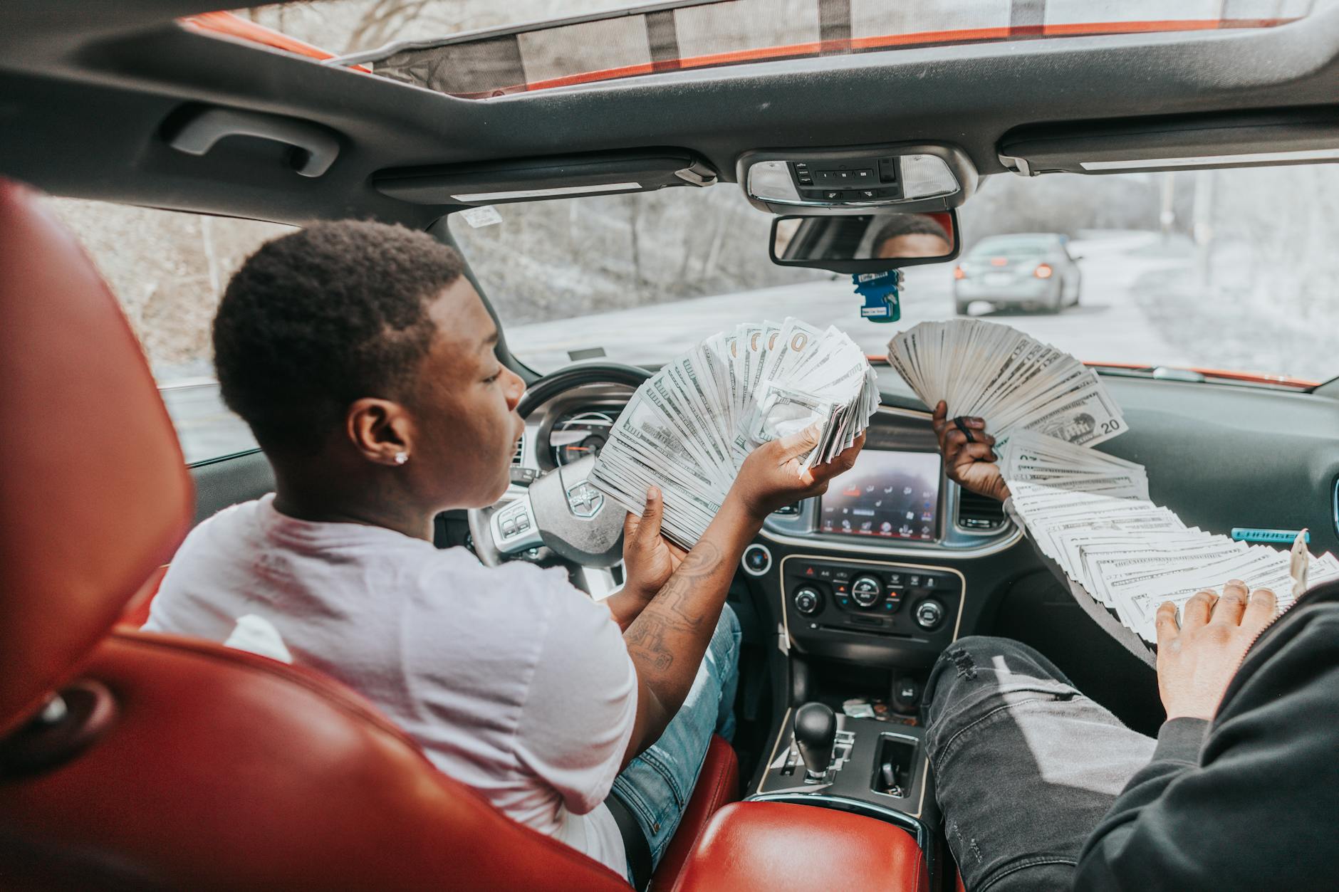 கார்களில் கடத்தப்பட்ட ரூ.1.46 லட்சம் ரொக்கப் பணம் பறிமுதல்