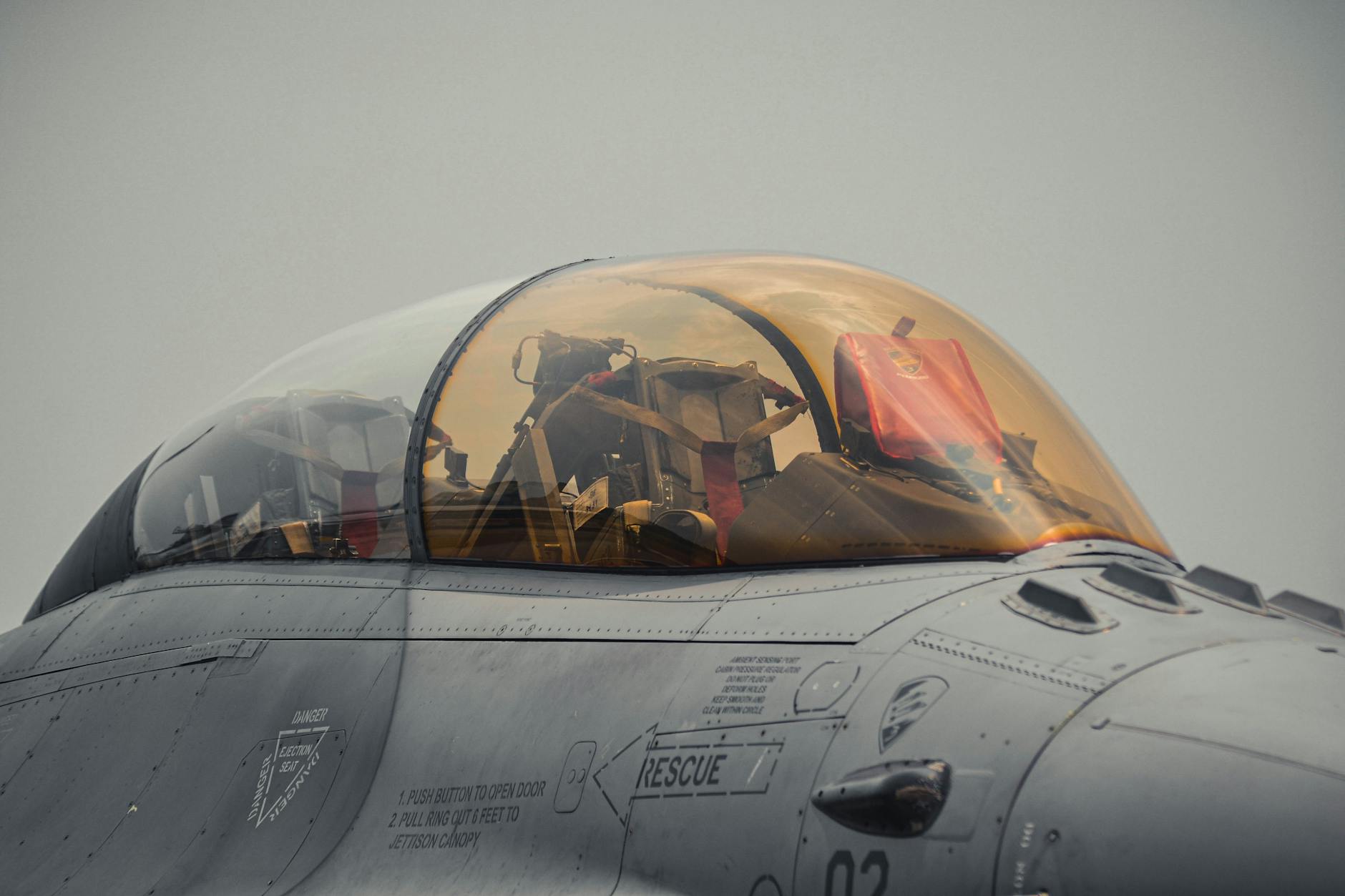 F-15 விமானத்தில் காணாமல் போன அமெரிக்க பைலட் உயிருடன் மீட்பு