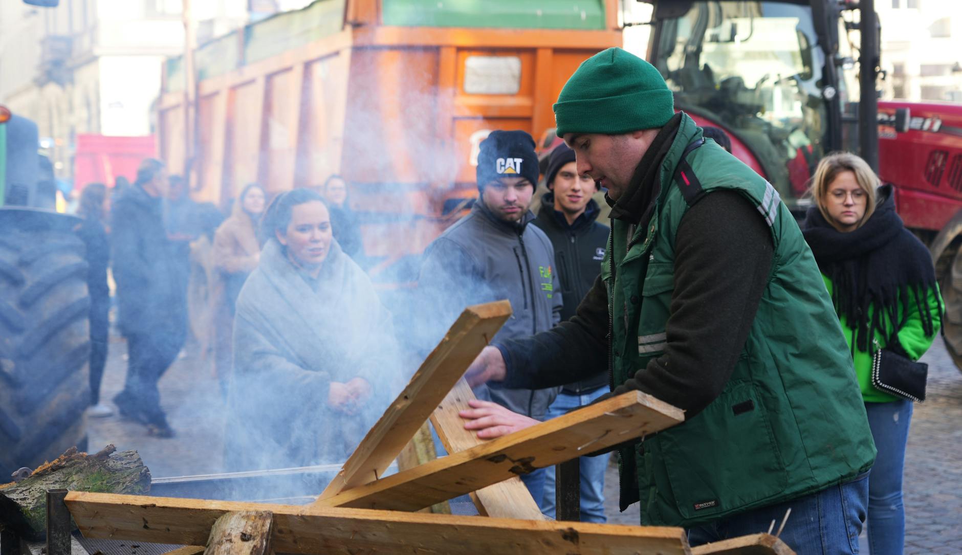 விபத்தில் தொழிலாளி உயிரிழப்பு: கோபமடைந்த மக்கள் சாலை மறியல்