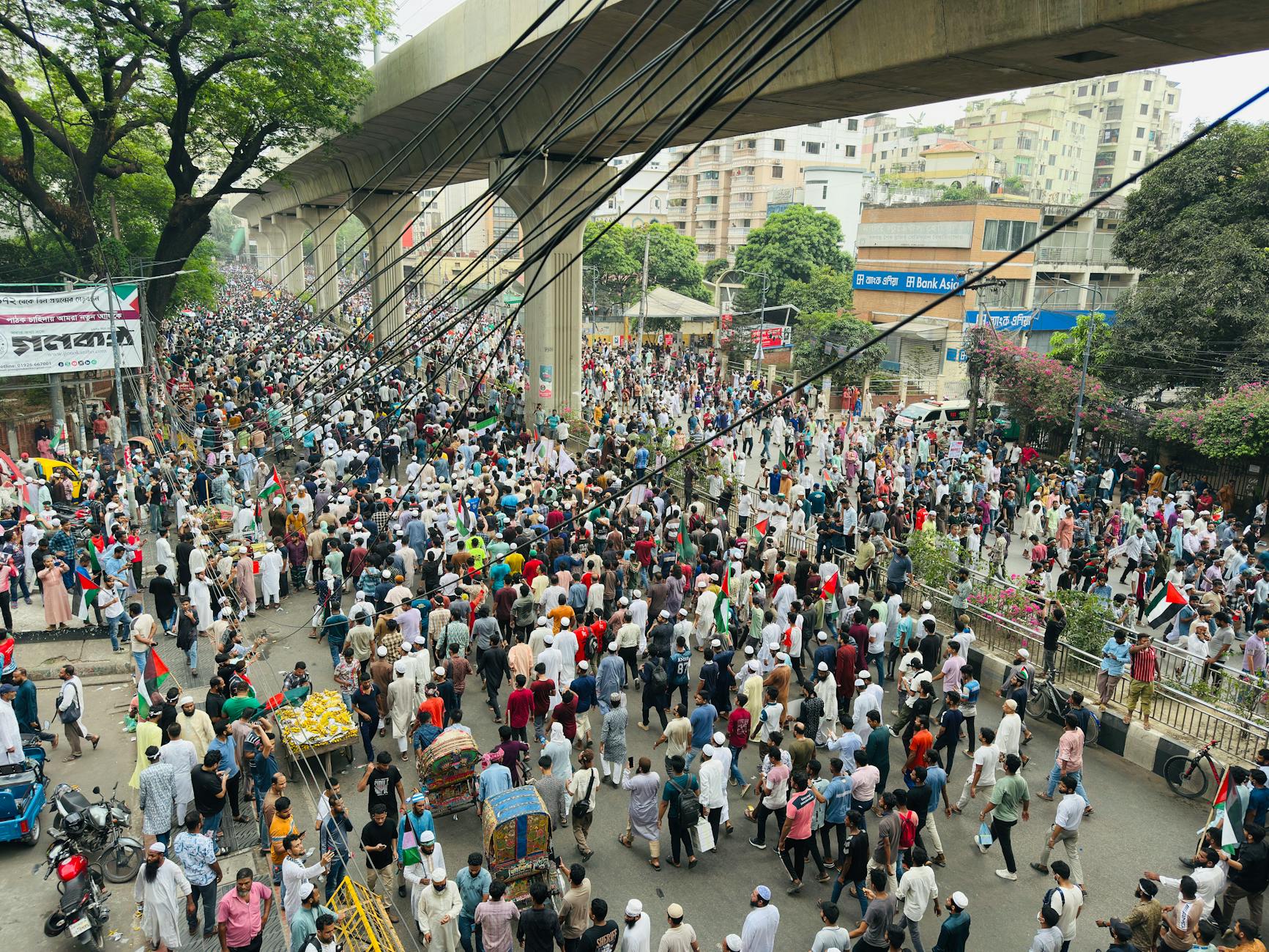 வளர்ச்சி தேக்கம்: அரசு மருத்துவமனை, சாக்கடை வசதி கோரி மக்கள் போராட்டம்