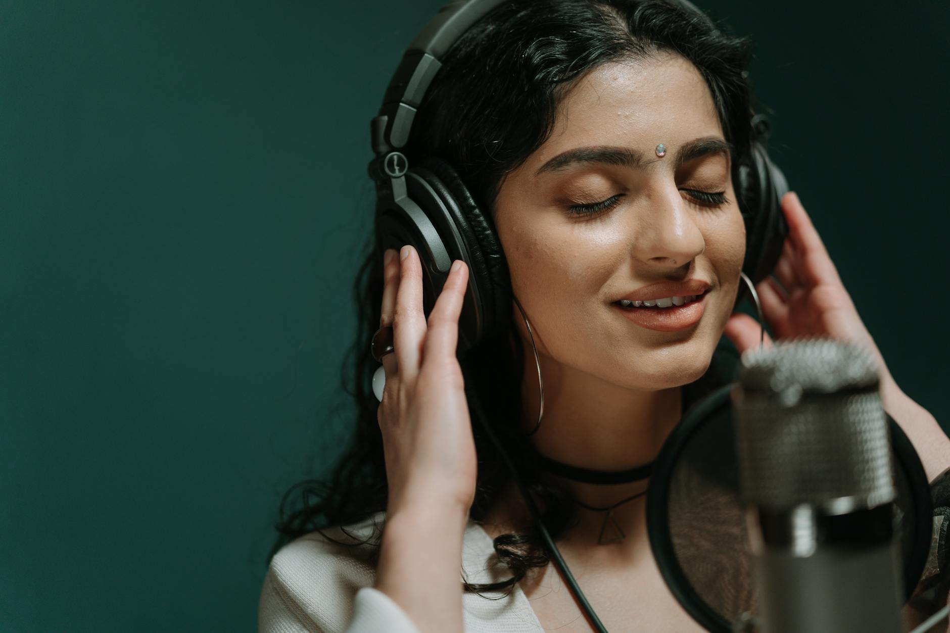 பிரபல பாடகர் ஆஷா போஸ்லே மார்பு நோய்த்தொற்றால் மருத்துவமனையில் அனுமதி