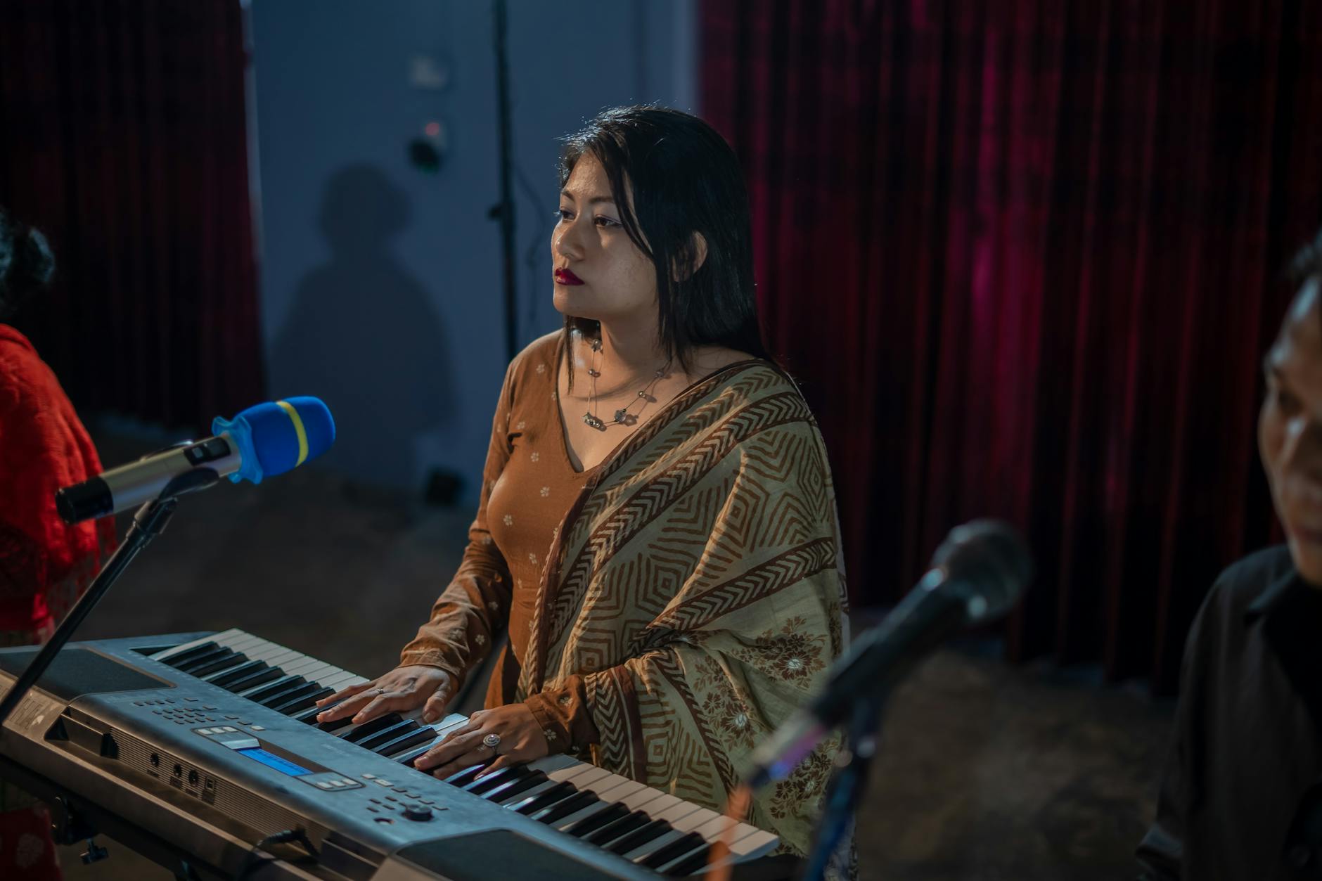 பிரபல பின்னணி பாடகி ஆஷா போஸ்லே காலமானார்