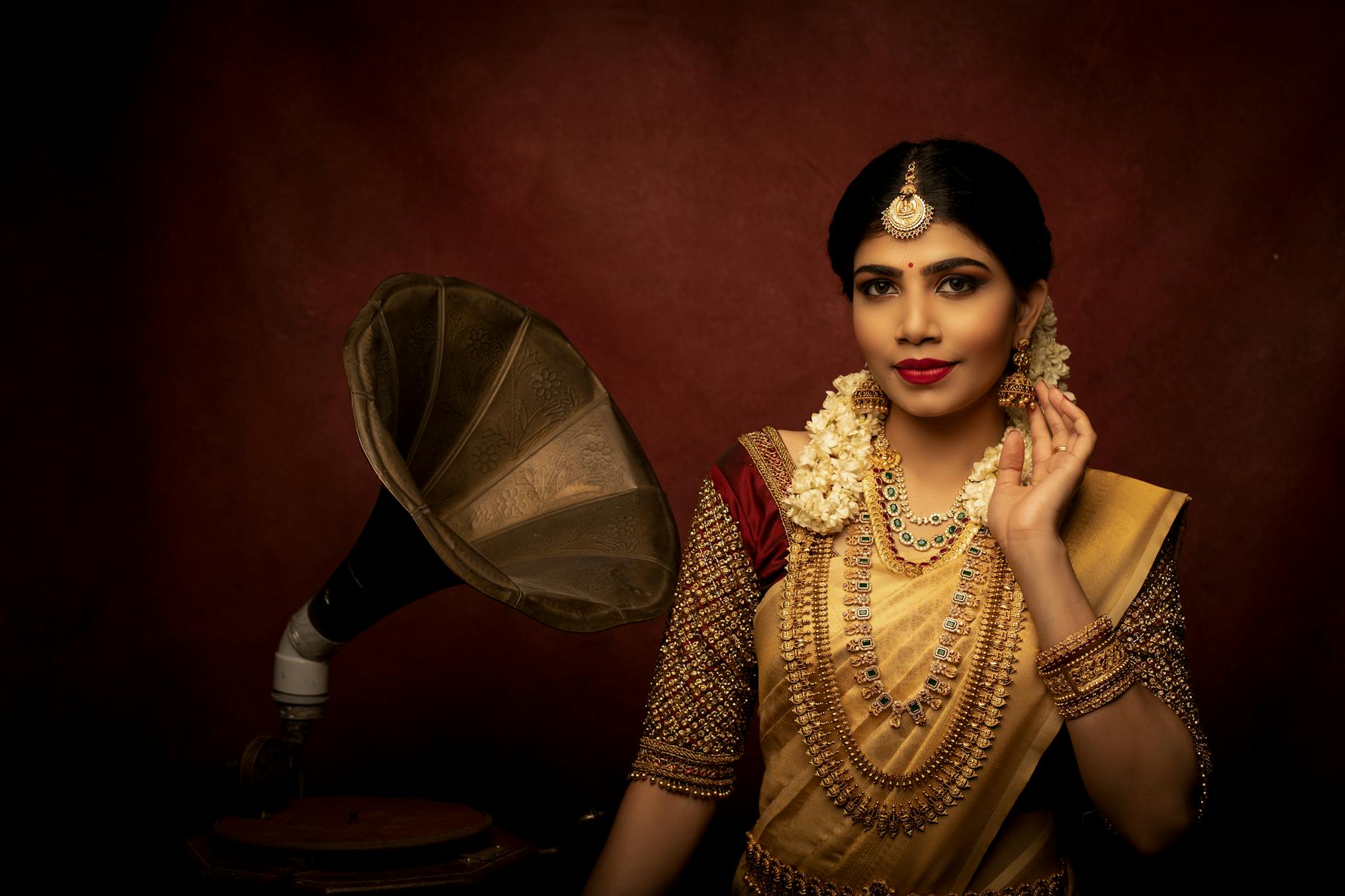 தமிழர்கள் மீது இந்தியை திணிக்க மத்திய அரசு முயற்சி - கனிமொழி