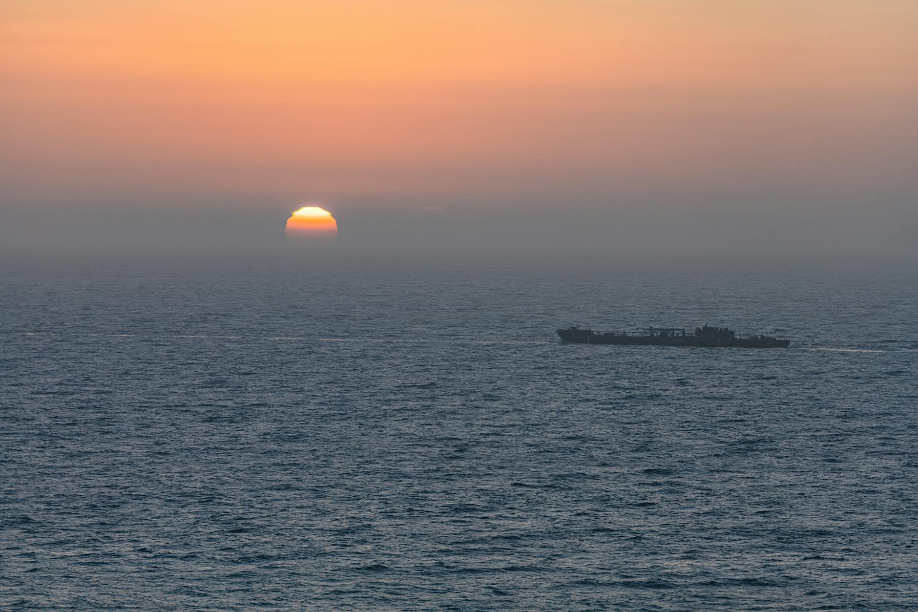 ஹார்முஸ் முற்றுகையில் ஈரான் அமெரிக்காவுடன் பேச்சுவார்த்தை நடத்த ஆர்வம்