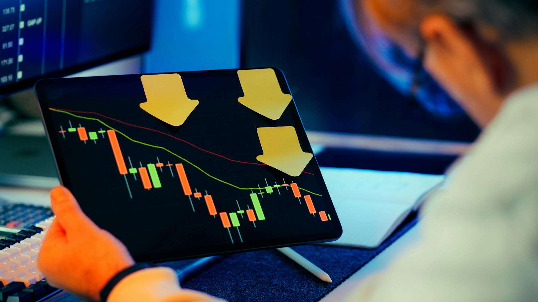 சென்செக்ஸ் 1,266 புள்ளிகள் சரிவு, நிஃப்டி 23,700க்கு கீழ்