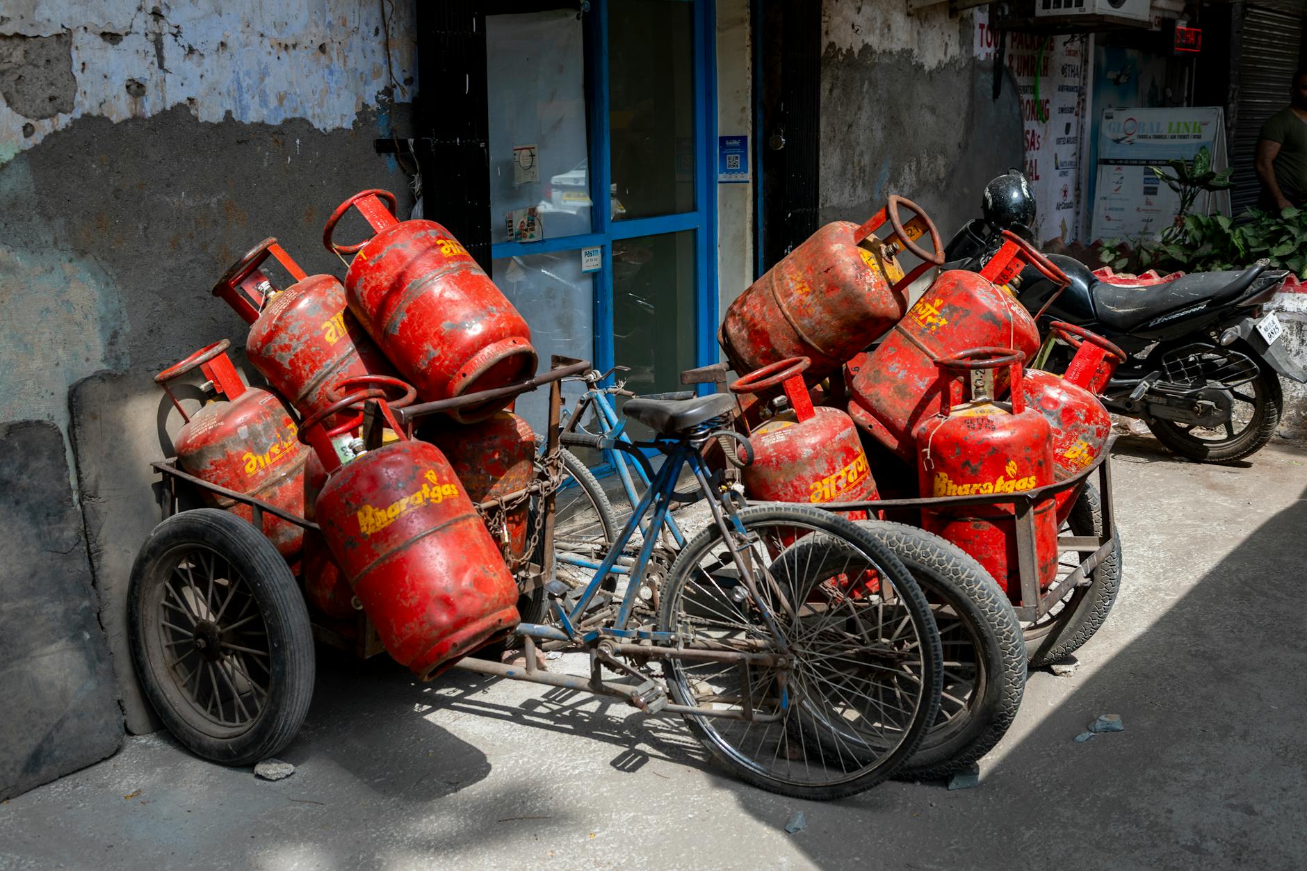 ஆண்டுக்கு மூன்று இலவச எரிவாயு சிலிண்டர்: பாஜக தேர்தல் அறிக்கை
