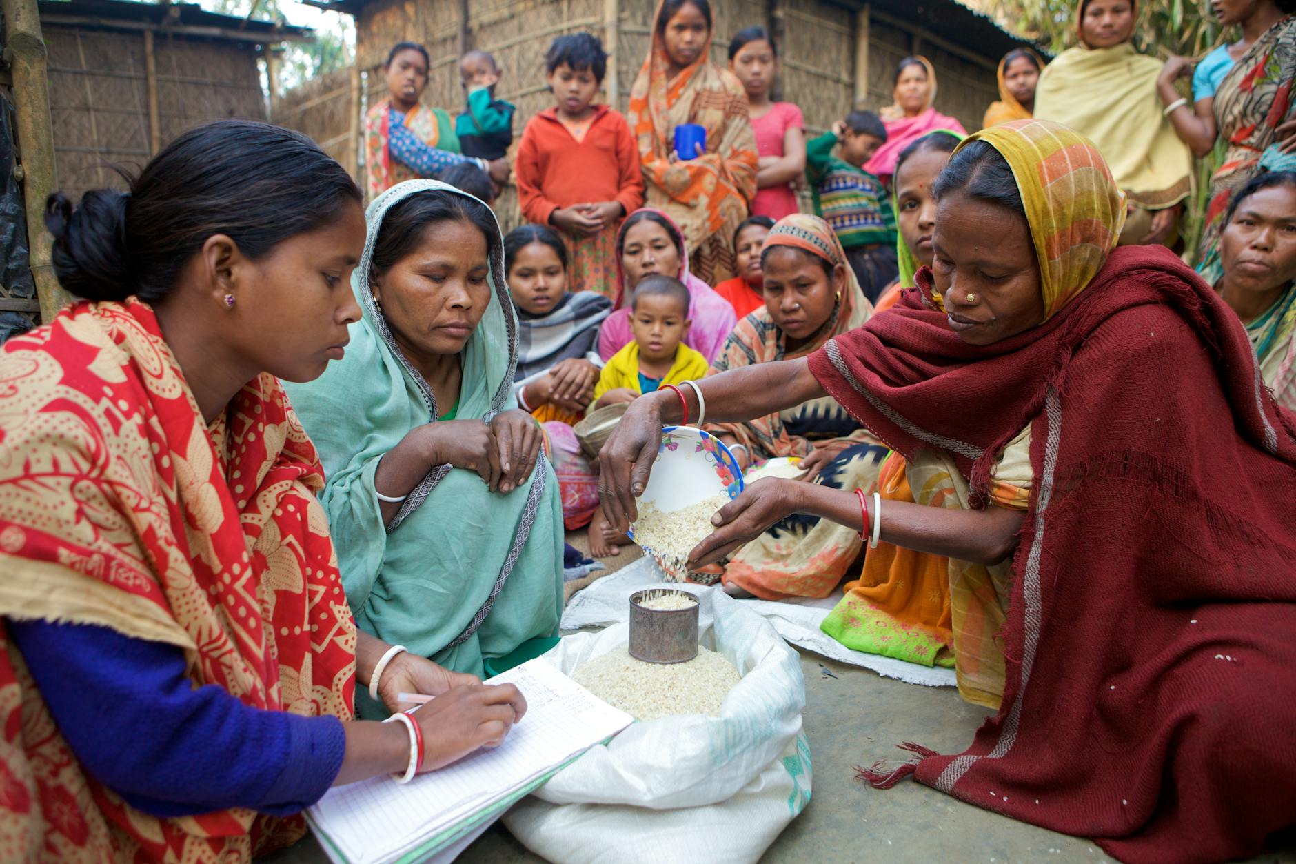 பாஜக தேர்தல் அறிக்கை: பெண்களுக்கு மாதம் ரூ.2000 உதவித்தொகை அறிவிப்பு
