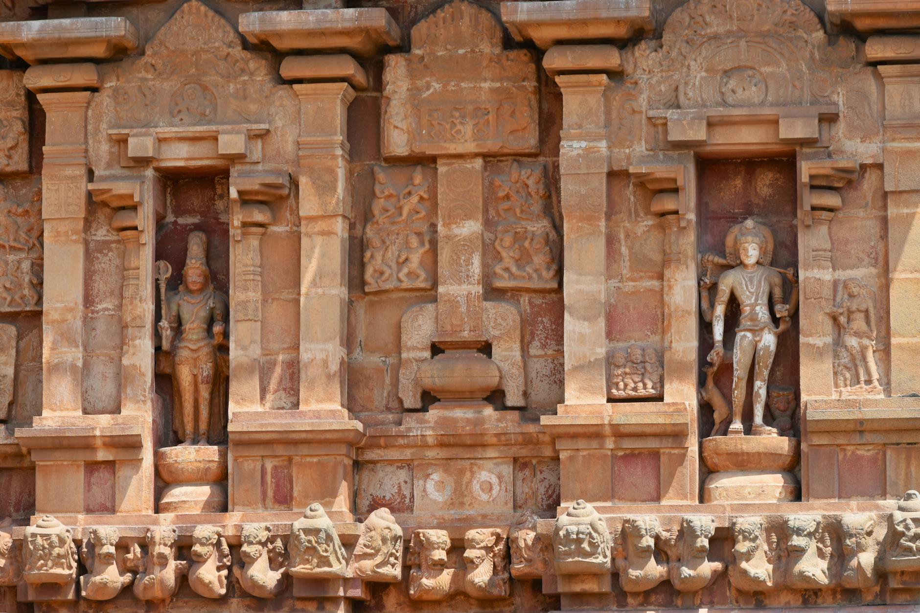 ஸ்டாலின் பரப்புரையில் பெரிய கோயில் கோபுரம் திரையிட்டு மறைப்பு