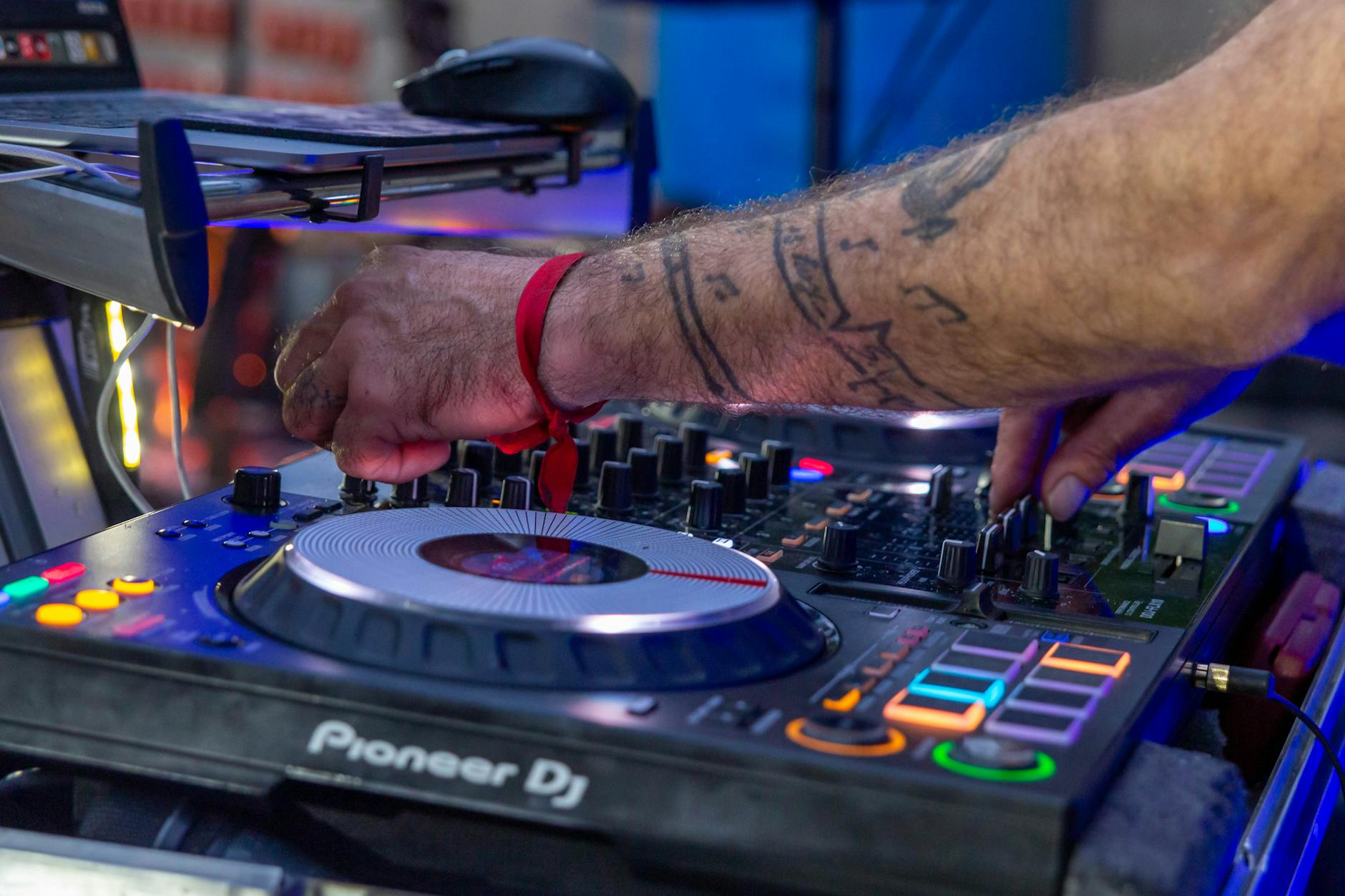 சென்னை சூப்பர் கிங்ஸ் அணி டிஜே மீது புகார் அளிப்பு