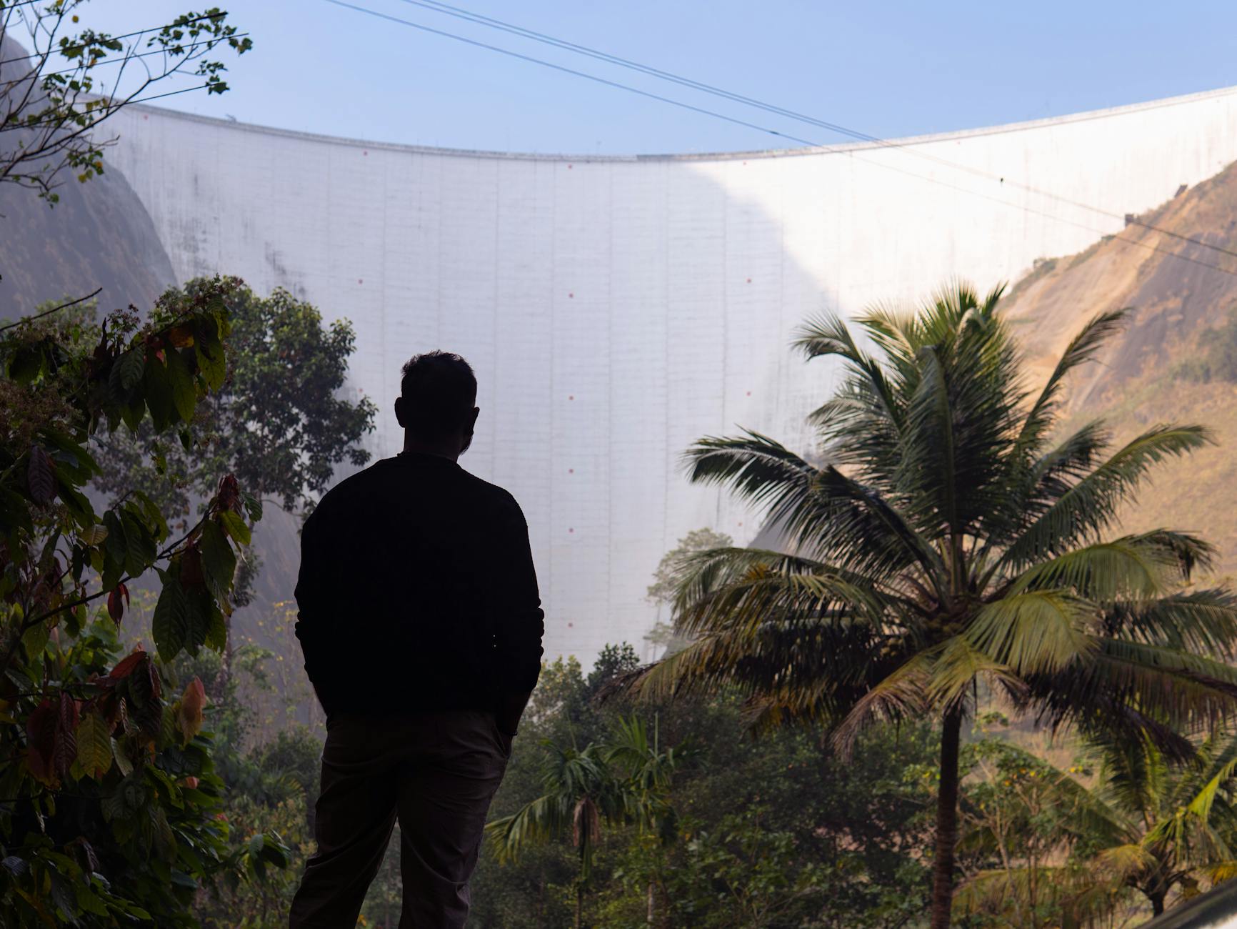 கேரளாவிலிருந்து வந்த சுற்றுலாப் பயணிகள் வால்பாறையில் விபத்தில் பலி