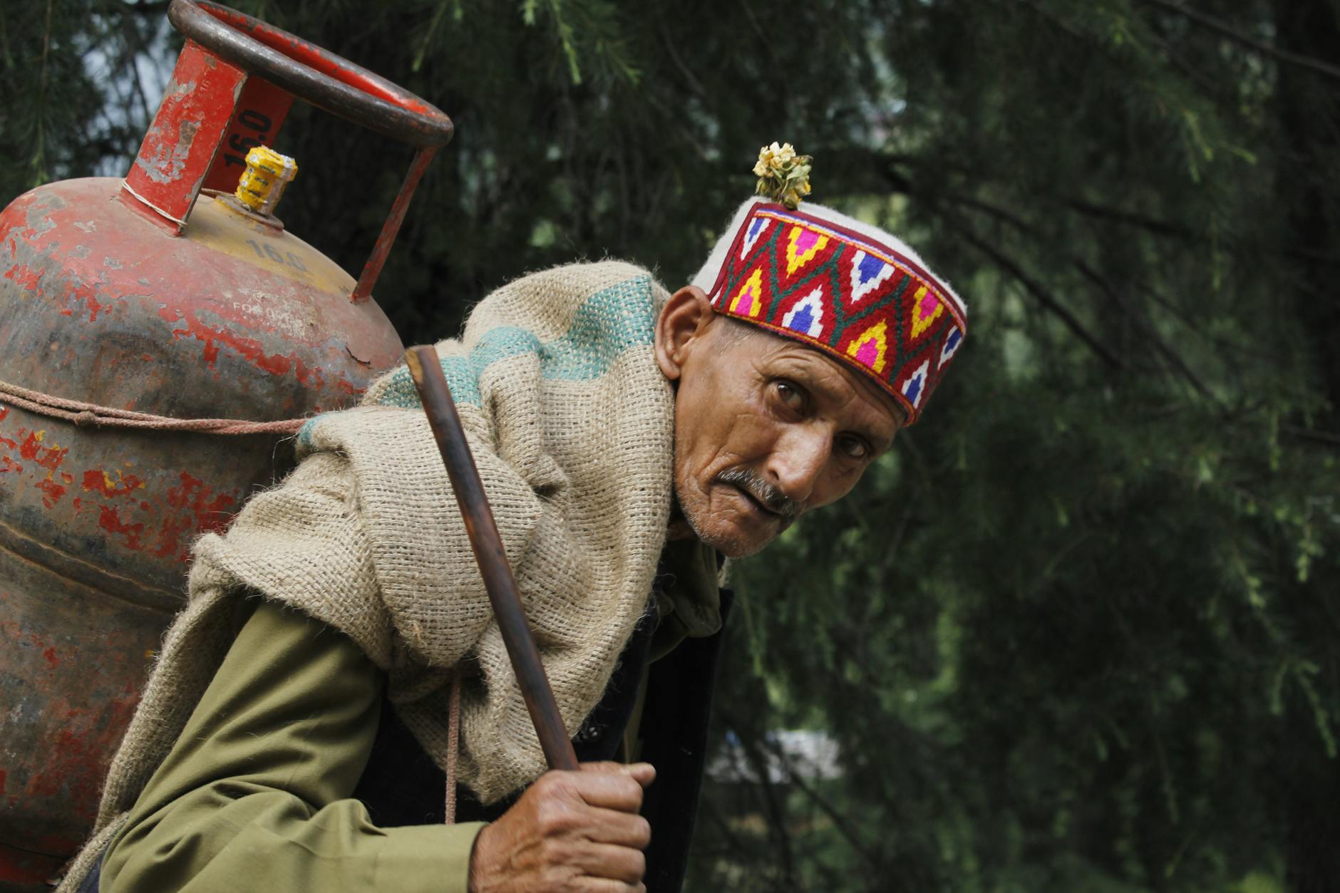 எல்பிஜி சிலிண்டர் புக்கிங்கில் புதிய கட்டுப்பாடுகள்: மக்களிடம் கலவரம்