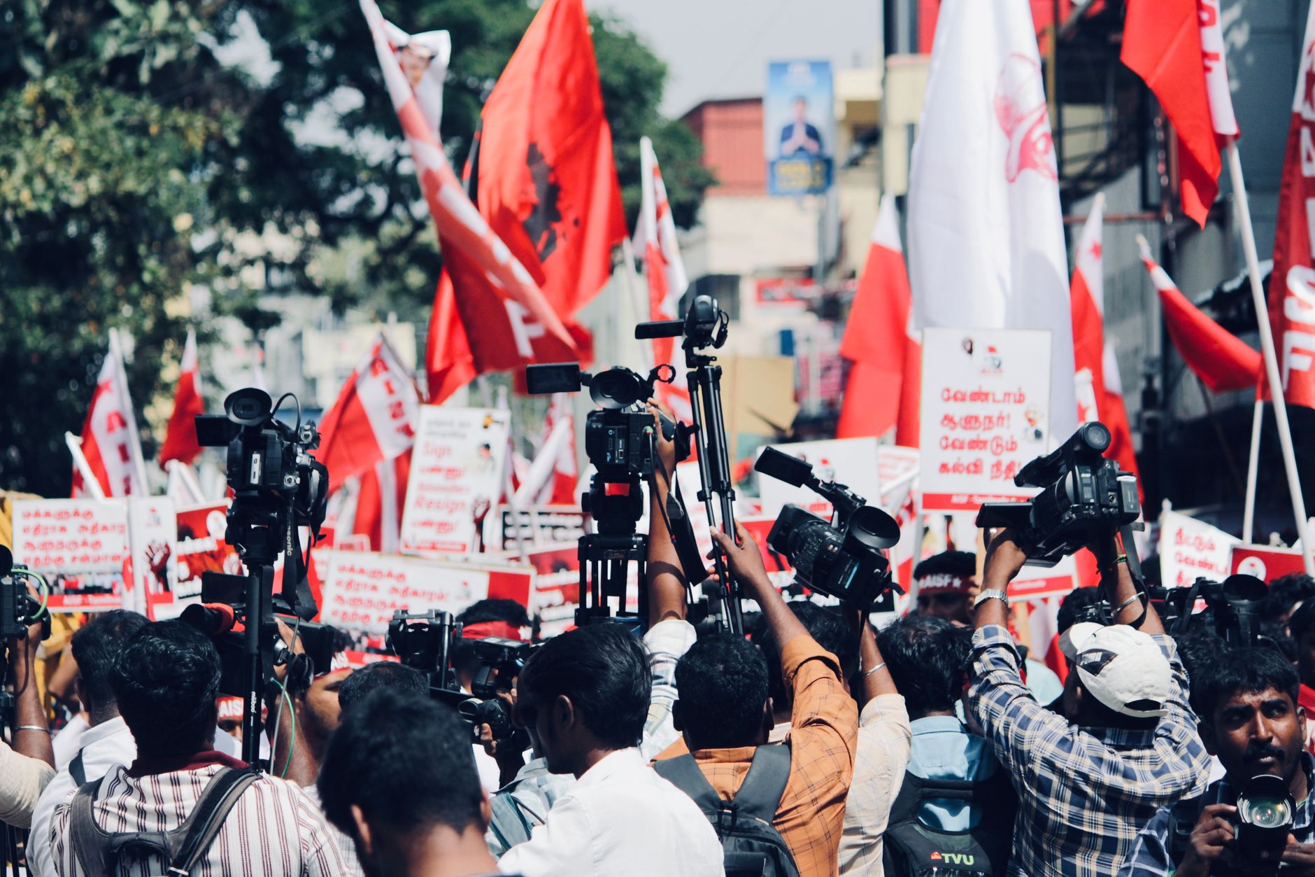 தனியார் பள்ளி பெண் ஆசிரியர்களுக்கும் அரசு ஊழியர்களைப் போல குழந்தை பராமரிப்பு விடுப்பு: டெல்லி உயர் நீதிமன்றம்