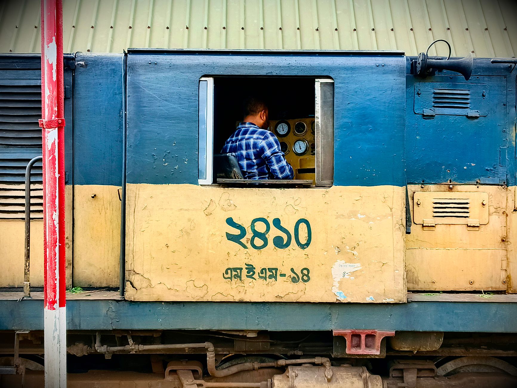 நட்பு குழாய் மூலம் இந்தியா பங்களாதேஷுக்கு 5,000 மெட்ரிக் டன் டீசல் வழங்கியது